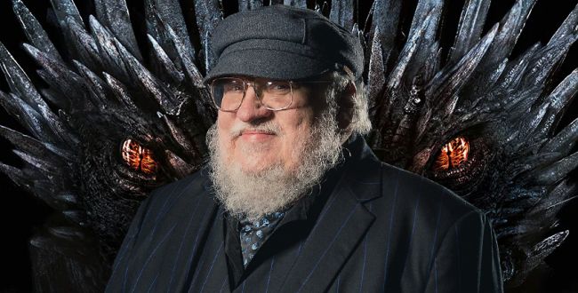 Autor de livro de fantasia Game of Thrones sentado no trono de ferro